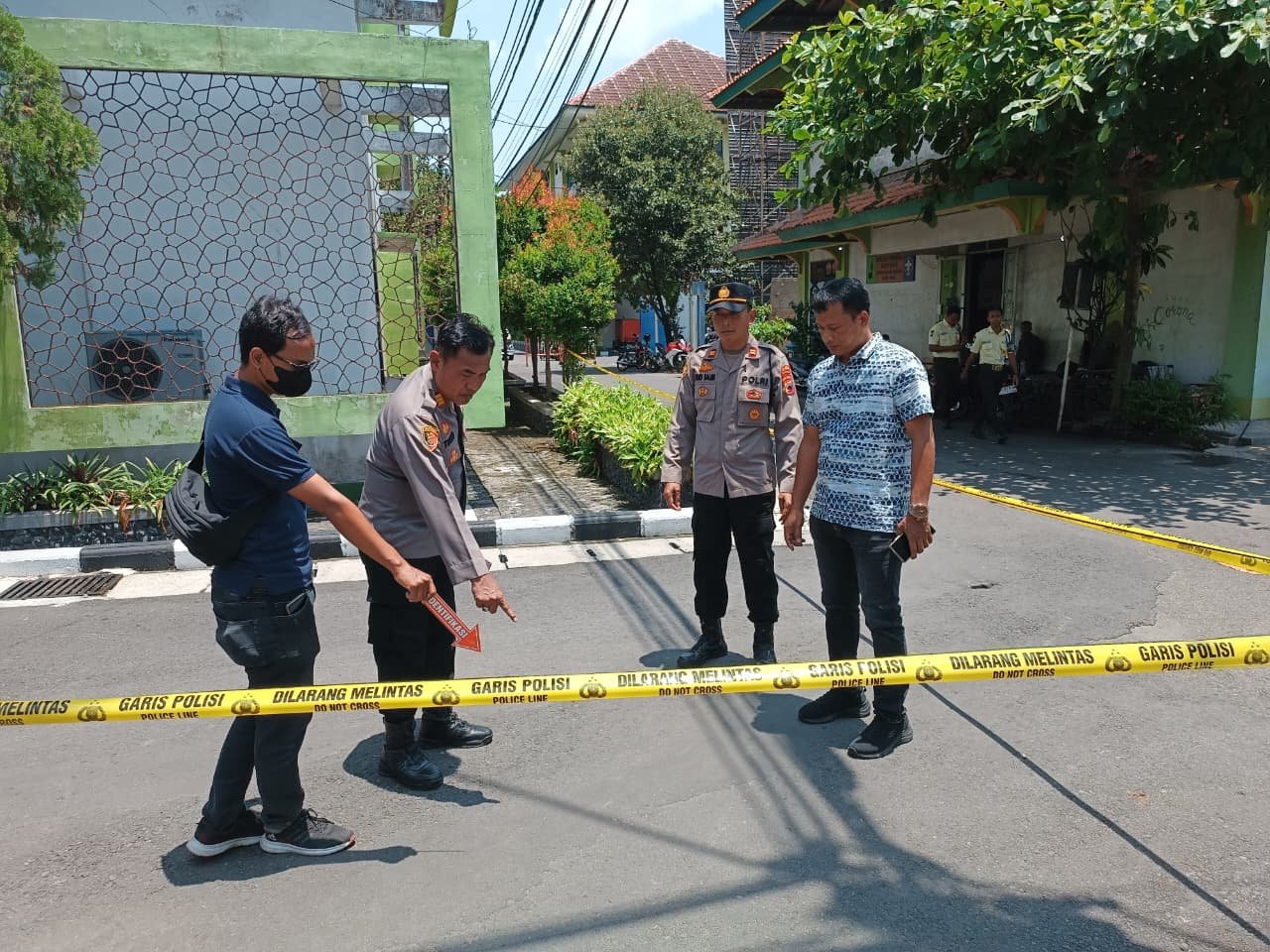 Mahasiswi UIN Raden Mas Said Surakarta Ditemukan Meninggal 1 Polisi melakukan olah TKP di gedung Laboratorium Terpadu Fakultas Psikologi UIN Raden Mas Said Surakarta, lokasi ditemukannya mahasiswi yang diduga bunuh diri. (Yus, NewsTujuh)