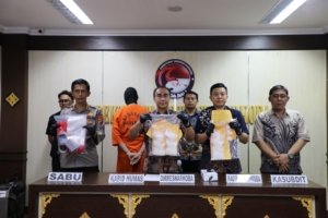 Ditresnarkoba Polda Bali Gagalkan Peredaran Sabu di Denpasar Timur 1 Direktur Reserse Narkoba Polda Bali Kombes Pol Radiant menunjukkan barang bukti sabu hampir 1 kg hasil penangkapan pengedar di Denpasar Timur. (Foto : Naw, NewsTujuh)