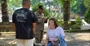 Gegerkan Warga!! Aksi Tak Senonoh di Alun-Alun Trenggalek 10 Petugas Satpol PP Trenggalek menertibkan pasangan bukan suami istri yang kedapatan berbuat tak senonoh di Alun-Alun Trenggalek pada Sabtu siang. (Foto : Bayu Krisna, NewsTujuh)