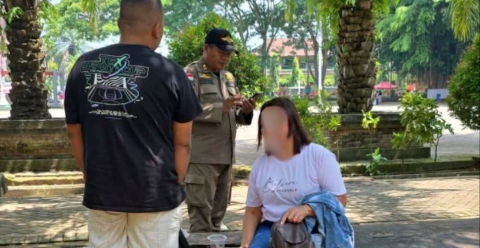 Gegerkan Warga!! Aksi Tak Senonoh di Alun-Alun Trenggalek 1 Petugas Satpol PP Trenggalek menertibkan pasangan bukan suami istri yang kedapatan berbuat tak senonoh di Alun-Alun Trenggalek pada Sabtu siang. (Foto : Bayu Krisna, NewsTujuh)