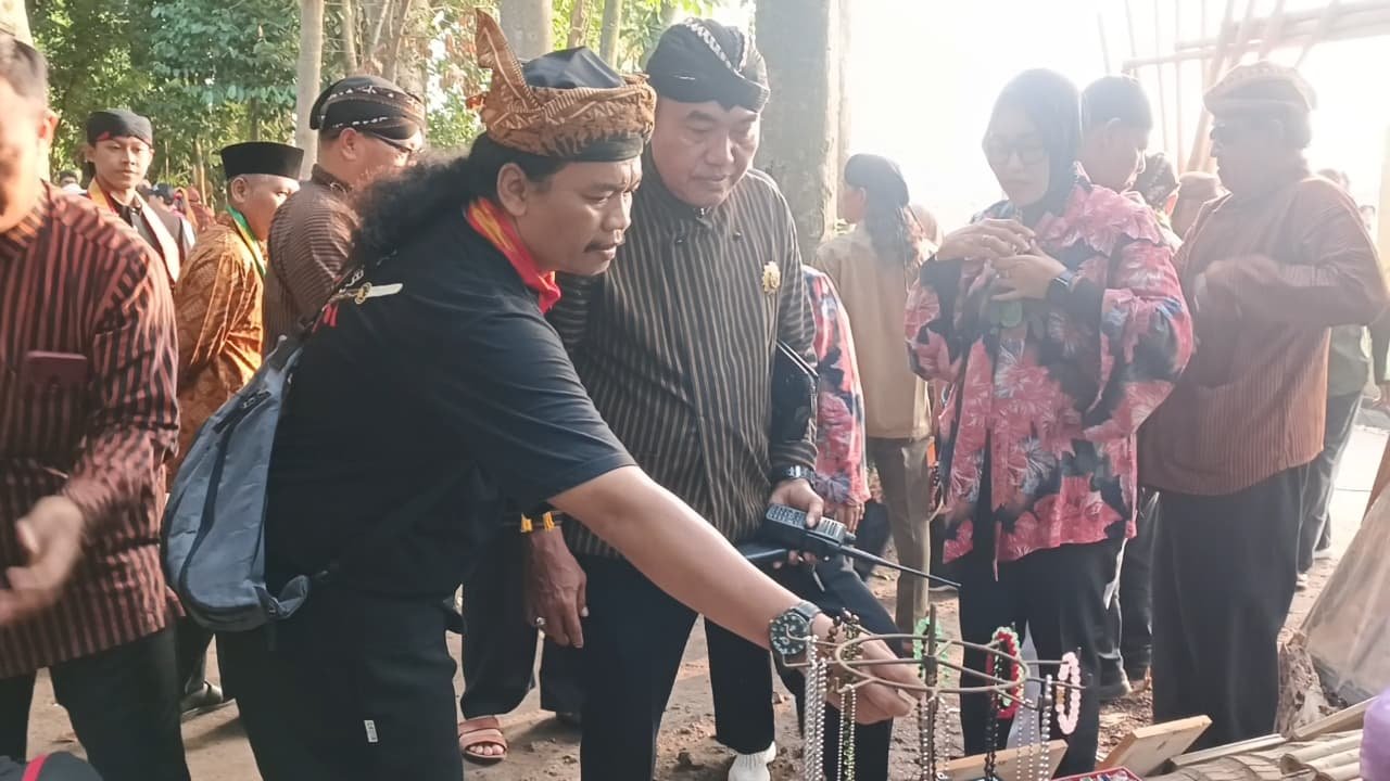 Aroma Nostalgia di Gunung Kunci: Pasar Tempo Doeloe Resmi Dibuka 2 Pengunjung menikmati jajanan tradisional dan barang antik di Pasar Tempo Doeloe Gunung Kunci Kartasura yang resmi dibuka (19/10/2025). (Foto : Yus, NewsTujuh)