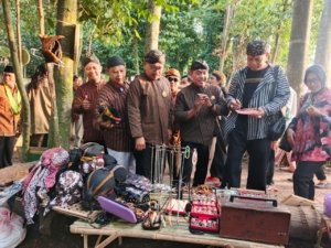 Aroma Nostalgia di Gunung Kunci: Pasar Tempo Doeloe Resmi Dibuka 2 Pasar Tempo Doeloe Gunung Kunci di Kartasura hadirkan nostalgia jajanan tradisional dan barang antik, jadi destinasi wisata budaya baru di Jawa Tengah. (Foto : Yus, NewsTujuh)