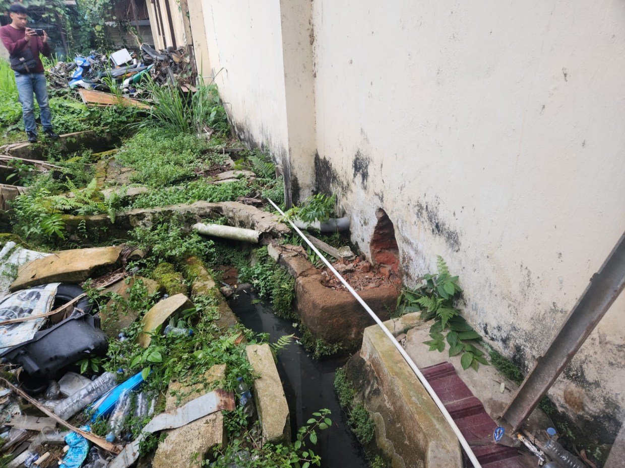 Samarinda Geger! 15 Tahanan Kabur Usai Jebol Dinding WC Polsek 1 Melalui dinding wc ,sebanyak 15 Tahanan kabur dari Polsek Samarinda Kota (Foto : Dok Humas Polsek Samarinda)