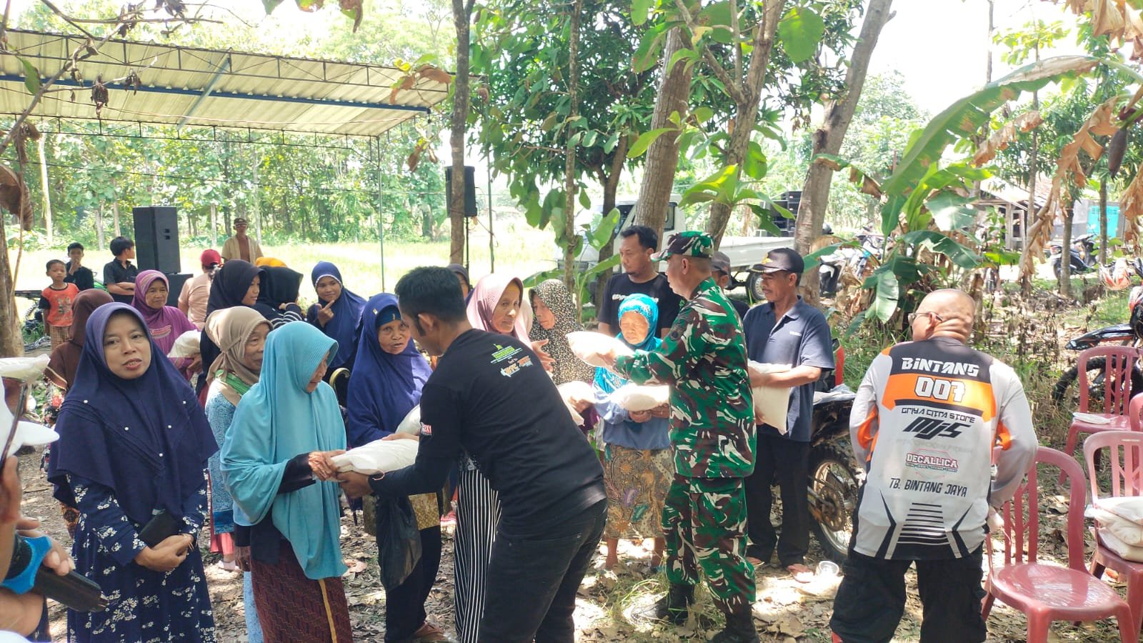 TNI dan Komunitas NAT Boyolali: “Hobi Bisa Jadi Jalan untuk Berbuat Baik” 1 Kegiatan Trabas Kodim 0724 Boyolali bersama Komunitas NAT tak hanya menantang medan ekstrem, tapi juga berbagi donasi dan mempererat sinergi TNI–rakyat. (Foto : Nugie, NewsTujuh)