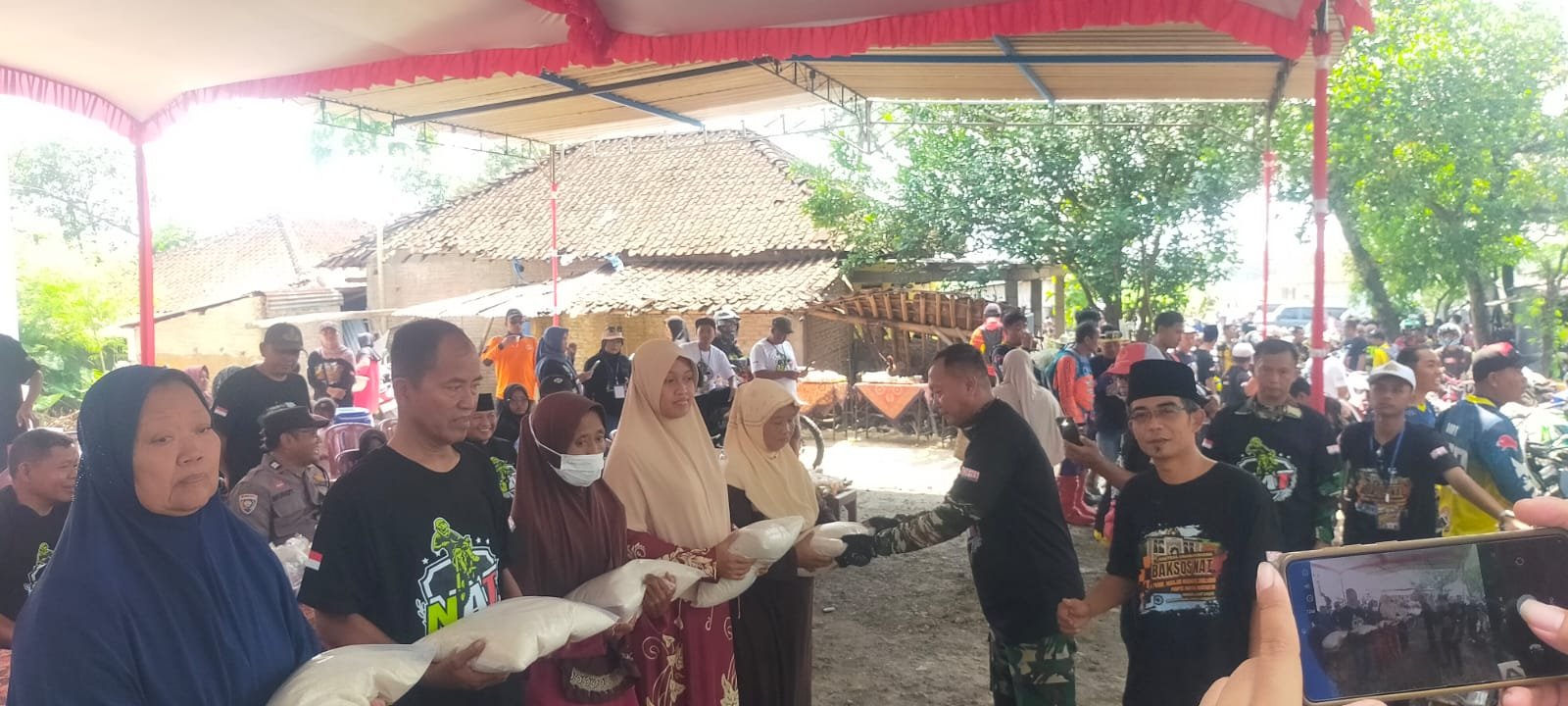TNI dan Komunitas NAT Boyolali: “Hobi Bisa Jadi Jalan untuk Berbuat Baik” 2 Letkol Inf Dhanu Anggoro Asmoro bersama Komunitas NAT saat menyerahkan donasi pembangunan Masjid Rodhotus Salikin, Boyolali. (Foto : Nugie, NewsTujuh)