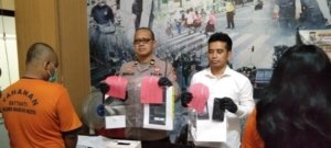 Cinta Berujung Curanmor : Pria Sragen Tipu Wanita Magetan Lewat Aplikasi OMI 9 IPTU Ubaidillah Kasie Humas dan Kasatreskrim AKP Agus Setiawan SH.,MH. menunjukkan barang bukti kasus pencurian motor dan HP. (Foto : Hery. NewsTujuh)
