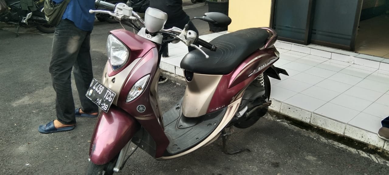 Cinta Berujung Curanmor : Pria Sragen Tipu Wanita Magetan Lewat Aplikasi OMI 2 Barang bukti satu unit motor Yamaha. (Hery, NewsTujuh)