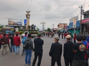 Mahasiswa Solo Raya Gelar Aksi Unjuk Rasa di Tugu Kartasura 9 Ratusan mahasiswa dari berbagai kampus di Solo Raya menggelar aksi unjuk rasa di Bundaran Kartasura untuk menagih janji pemerintahan Prabowo-Gibran setelah satu tahun menjabat. (Foto : Yus, NewsTujuh)