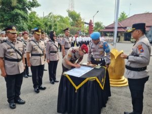 Polres Madiun Kota Gelar Upacara Sertijab Pejabat Baru 8 Kapolres Madiun Kota AKBP Wiwin Junianto Supriyadi memimpin upacara serah terima jabatan sejumlah pejabat utama dan Kapolsek jajaran di halaman Mapolres Madiun Kota. (Foto : M. Zaky, NewsTujuh)