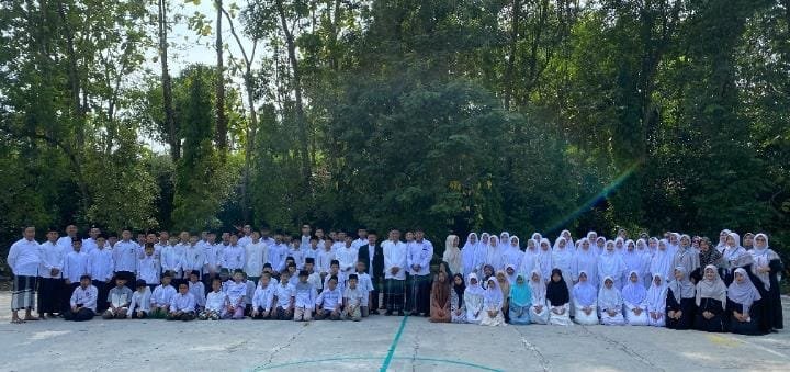 Santri Muhammadiyah Boyolali Gelar Apel Akbar Hari Santri Nasional 2025 2 Ratusan santri Ponpes Muhammadiyah Manafi’ul ‘Ulum Boyolali mengikuti Apel Akbar Hari Santri Nasional 2025 dan pembacaan Ikrar Santri Indonesia dengan semangat kebangsaan. (Nugie, NewsTujuh)