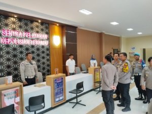 Wakapolda Jatim Tinjau Pelayanan Publik di Polres Madiun Kota 7 Wakapolda Jatim Brigjend Pol Dr Pasma Royce tinjau SPKT Polres Madiun Kota (Foto : Zack , NewsTujuh)