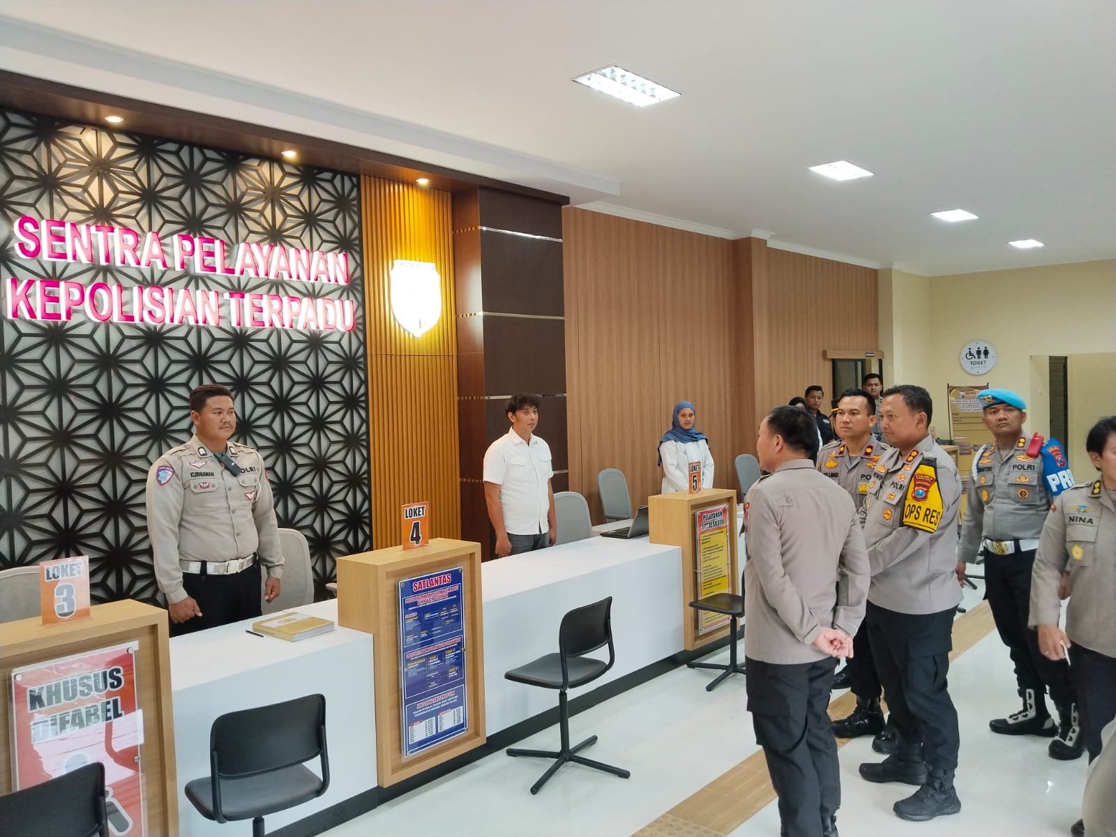 Wakapolda Jatim Tinjau Pelayanan Publik di Polres Madiun Kota 1 Wakapolda Jatim Brigjend Pol Dr Pasma Royce tinjau SPKT Polres Madiun Kota (Foto : Zack , NewsTujuh)