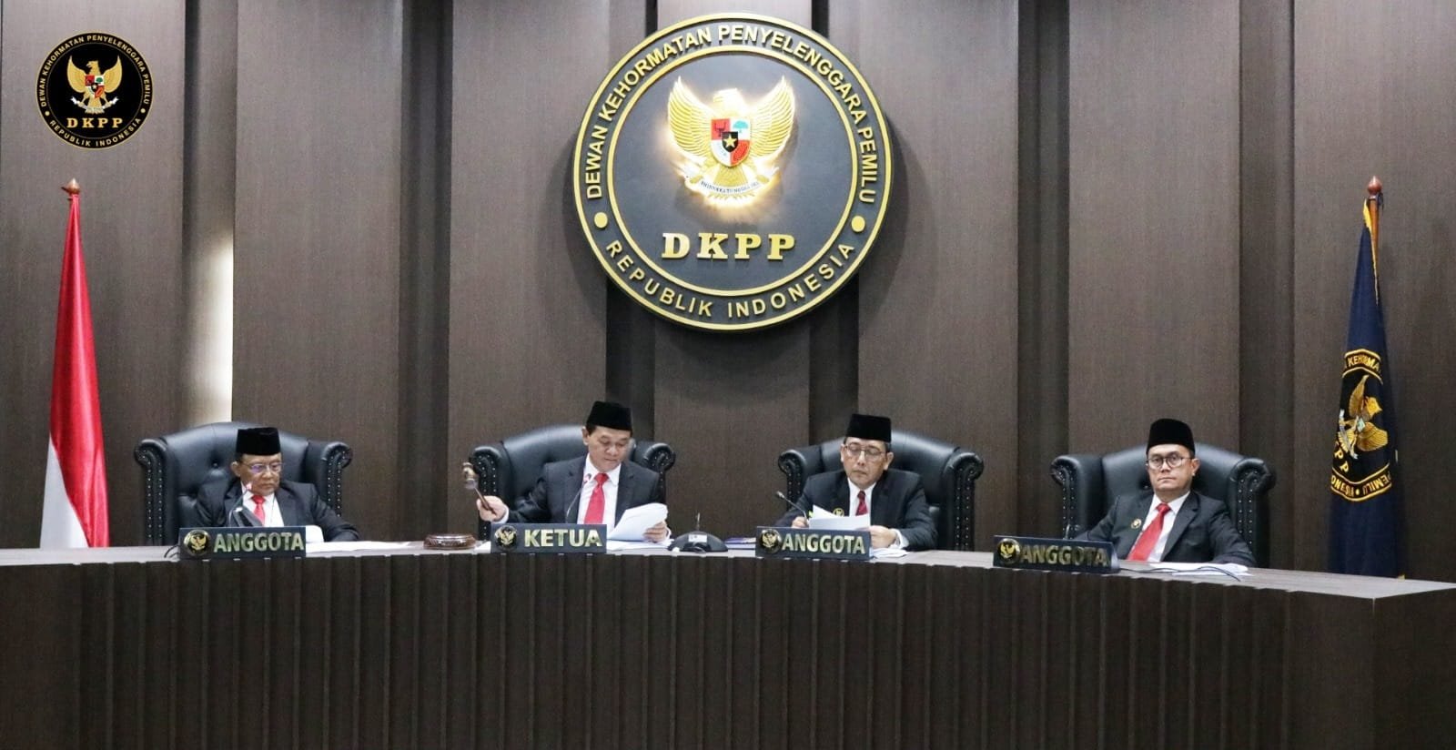 Skandal Jet Pribadi Rp 90 Miliar: DKPP Bongkar Penyalahgunaan Anggaran di KPU RI 1 Sumber : DKPP RI, Sidang DKPP Jatuhkan Sanksi Etik kepada Pimpinan KPU RI Terkait Sewa Jet Pribadi. (Dora Rahma,Newstujuh)