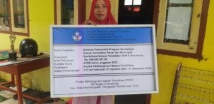 Proyek Rp 669 Juta SDN 2 Gemaharjo Diduga Langgar Swakelola dan Aturan Keselamatan Kerja 10 Papan proyek revitalisasi SDN 2 Gemaharjo baru diperlihatkan setelah didesak wartawan di lokasi sekolah, Watulimo, Trenggalek. (Foto : Bayu Krisna, NewsTujuh)