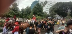 Meriah! Kirab Trunajaya Warnai Malioboro, Peringati Jumenengan Sri Sultan Hamengkubuwono X 3 Kirab Trunajaya Sri Sultan Hamengkubuwono X melintasi Jalan Malioboro ( Foto : Ari,NewsTujuh)