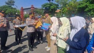 Ratusan Pelajar Kota Madiun Ramaikan Lomba Kamtibmas, Kapolres Dorong Karakter Tertib dan Disiplin 5 Kapolres Madiun Kota menyerahkan hadiah kepada pelajar yang mengikuti lomba Kamtibmas (Foto : Zack,NewsTujuh)