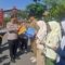 Ratusan Pelajar Kota Madiun Ramaikan Lomba Kamtibmas, Kapolres Dorong Karakter Tertib dan Disiplin 5 Kapolres Madiun Kota menyerahkan hadiah kepada pelajar yang mengikuti lomba Kamtibmas (Foto : Zack,NewsTujuh)