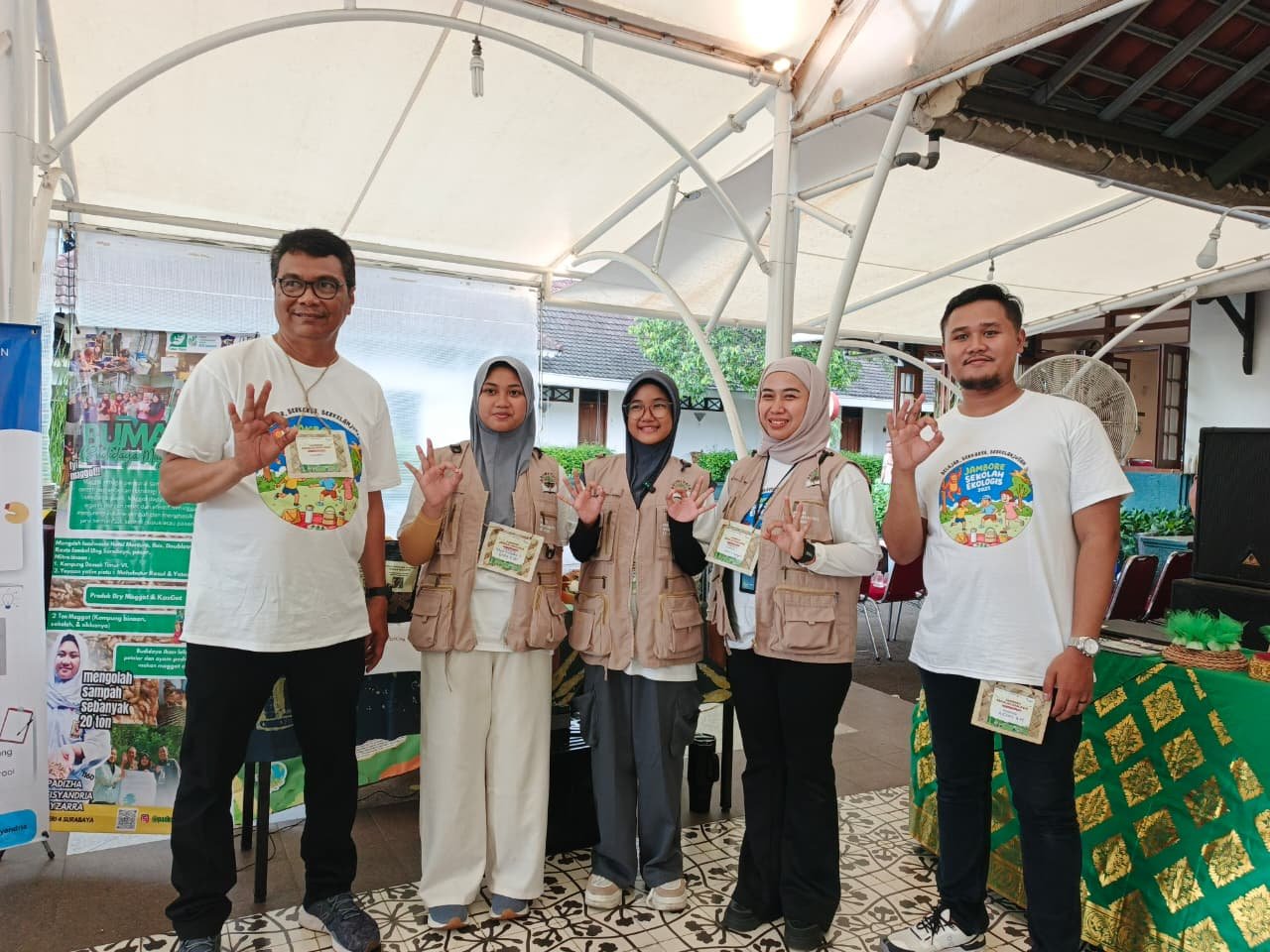 Siswi SMPN 4 Surabaya Pelopor Inovasi Maggot Pengurai Sampah Ramah Lingkungan 2 Siswi SMPN 4 Surabaya, ciptakan inovasi maggot pengurai sampah untuk wujudkan pengolahan limbah berkelanjutan ramah lingkungan. (Yus, NewsTujuh)