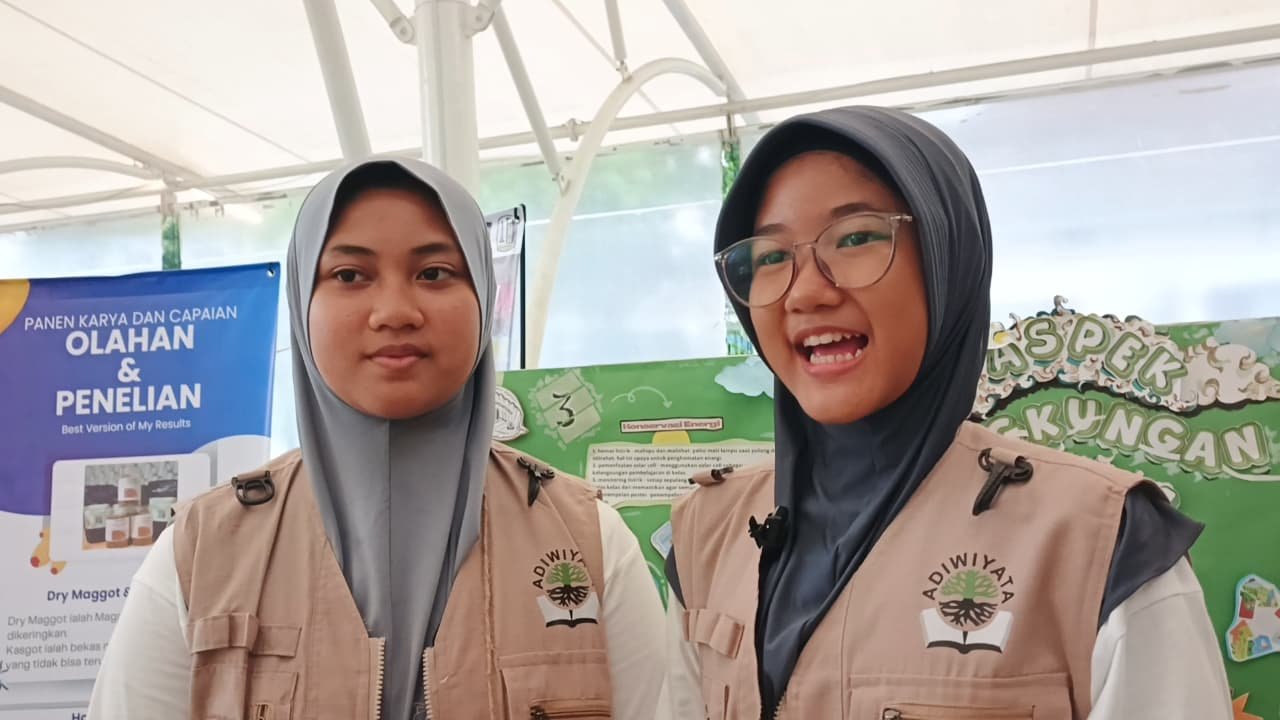 Siswi SMPN 4 Surabaya Pelopor Inovasi Maggot Pengurai Sampah Ramah Lingkungan 1 Padizha Nikeisyandria Aisyzarra, Siswi SMPN 4 Surabaya, Memperkenalkan Inovasi Maggot Pengurai Sampah di Jambore Sekolah Ekologis Nasional 2025. (Yus, NewsTujuh)