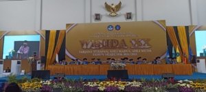 PNM Madiun Lahirkan 721 Lulusan Berkualitas, Siap Wujudkan SDM Unggul di Era Industri 4.0 4 Direktur Politeknik Negeri Madiun Dr. M. Taali bersama Walikota Madiun Maidi menghadiri prosesi wisuda ke-20 dengan 721 lulusan siap kerja. (Naw, NewsTujuh)