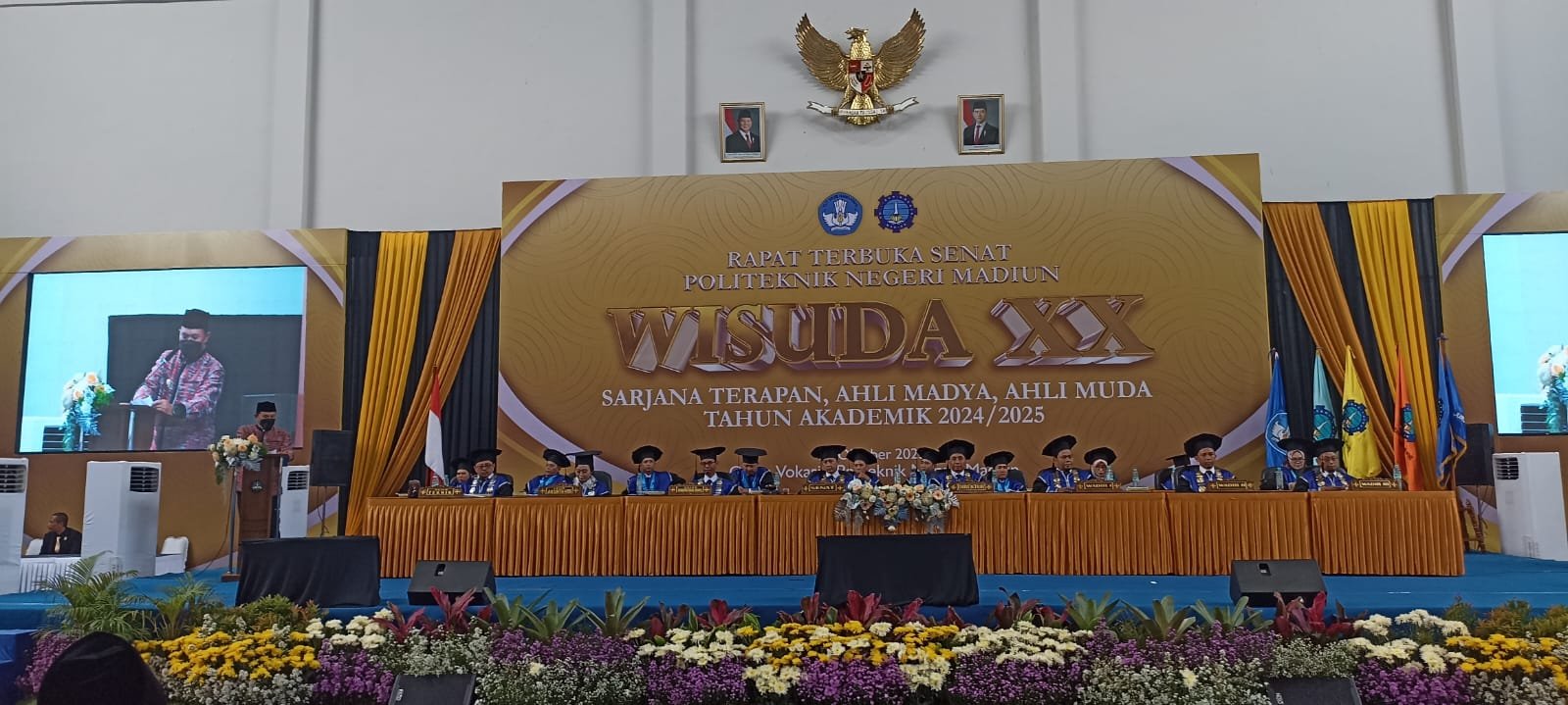 PNM Madiun Lahirkan 721 Lulusan Berkualitas, Siap Wujudkan SDM Unggul di Era Industri 4.0 1 Direktur Politeknik Negeri Madiun Dr. M. Taali bersama Walikota Madiun Maidi menghadiri prosesi wisuda ke-20 dengan 721 lulusan siap kerja. (Naw, NewsTujuh)