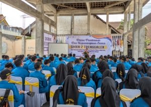 Sinergi TNI dan SMKN 2 Trenggalek Lahirkan Generasi Disiplin dan Berkarakter Melalui Diklat Kepemimpinan 2025 1 Personel TNI Koramil 0806-01 Trenggalek membina siswa SMKN 2 Trenggalek dalam kegiatan Diklat Kepemimpinan 2025 untuk menanamkan disiplin dan karakter bangsa. (Foto : Bayu Krisna, NewsTujuh)