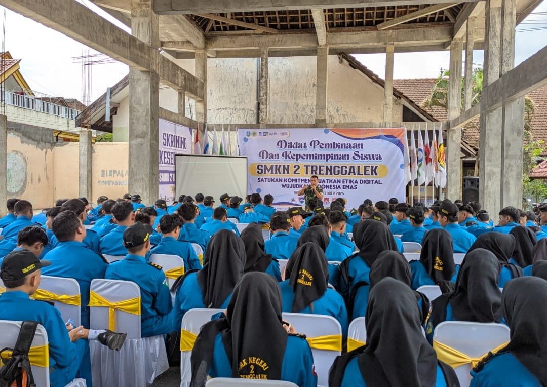 Sinergi TNI dan SMKN 2 Trenggalek Lahirkan Generasi Disiplin dan Berkarakter Melalui Diklat Kepemimpinan 2025 1 Personel TNI Koramil 0806-01 Trenggalek membina siswa SMKN 2 Trenggalek dalam kegiatan Diklat Kepemimpinan 2025 untuk menanamkan disiplin dan karakter bangsa. (Foto : Bayu Krisna, NewsTujuh)