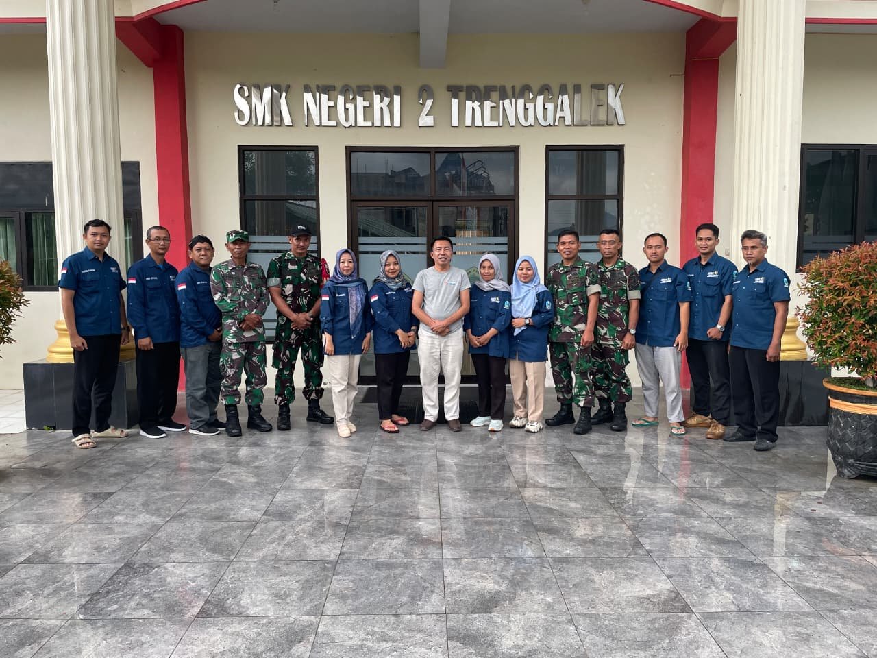 Sinergi TNI dan SMKN 2 Trenggalek Lahirkan Generasi Disiplin dan Berkarakter Melalui Diklat Kepemimpinan 2025 2 SMKN 2 Trenggalek gelar Diklat Kepemimpinan bersama TNI. (Foto : BayuKrisna, NewsTujuh)