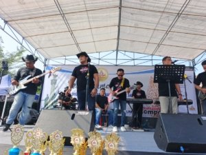 Band Asal Kartasura Ini Bikin Heboh CFD! X Generation Sajikan Musik Lintas Genre yang Unik 17 Penampilan X Generation Band asal Kartasura membawakan lagu lintas genre pada acara Car Free Day dan Hari Jadi Kartasura 2025. (Foto : Yus, NewsTujuh)