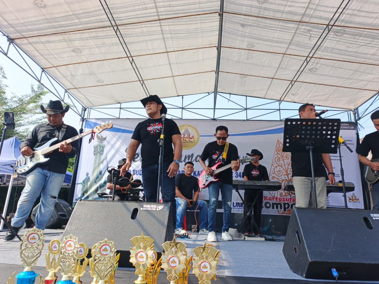 Penampilan X Generation Band asal Kartasura membawakan lagu lintas genre pada acara Car Free Day dan Hari Jadi Kartasura 2025. (Foto : Yus, NewsTujuh)