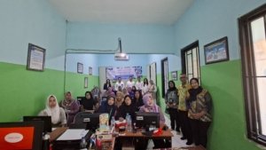 PKM UNESA : Dosen Latih Koperasi Wanita Surabaya Kelola Keuangan Secara Akuntabel 15 Dosen Unesa memberikan pelatihan keuangan digital kepada pengurus Koperasi Wanita Dukuh Menanggal Surabaya dalam program PKM 2025. (Foto : Naw, NewsTujuh)