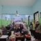 PKM UNESA : Dosen Latih Koperasi Wanita Surabaya Kelola Keuangan Secara Akuntabel 2 Dosen Unesa memberikan pelatihan keuangan digital kepada pengurus Koperasi Wanita Dukuh Menanggal Surabaya dalam program PKM 2025. (Foto : Naw, NewsTujuh)