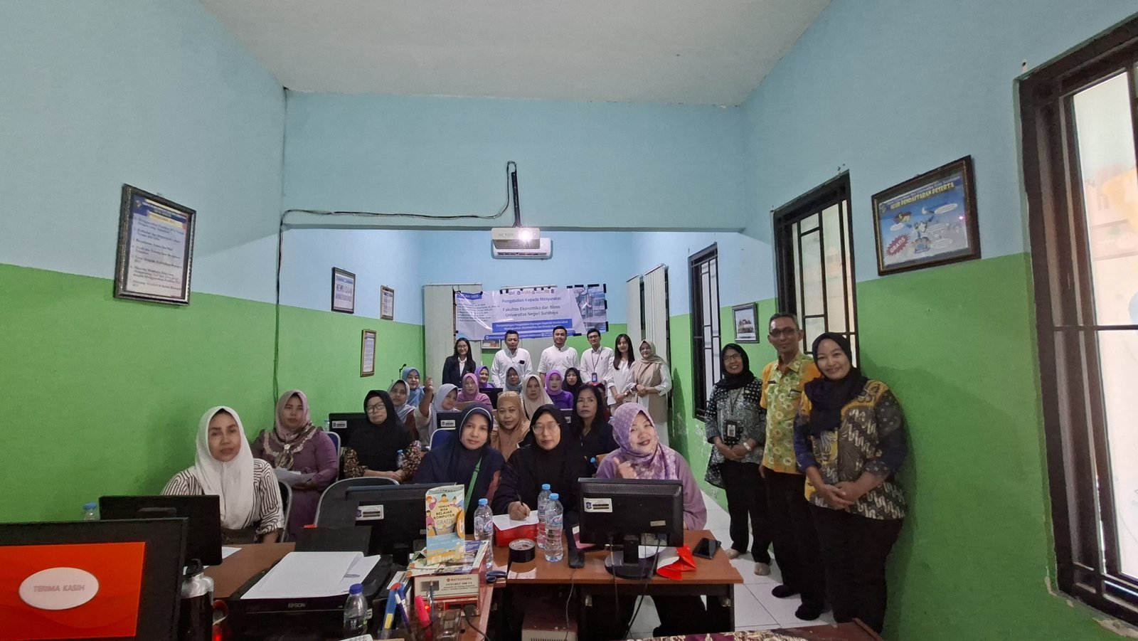 PKM UNESA : Dosen Latih Koperasi Wanita Surabaya Kelola Keuangan Secara Akuntabel 1 Dosen Unesa memberikan pelatihan keuangan digital kepada pengurus Koperasi Wanita Dukuh Menanggal Surabaya dalam program PKM 2025. (Foto : Naw, NewsTujuh)