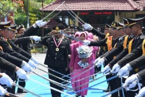 12 Personel Polres Madiun Kota Purna Bhakti, Kapolres: Pengabdian Tak Berhenti Meski Lepas Seragam 1 Kapolres Madiun Kota AKBP Wiwin Junianto Supriyadi memimpin upacara Wisuda Purna Bhakti 12 personel Polri di halaman Mapolres Madiun Kota. (Foto : Naw, NewsTujuh)