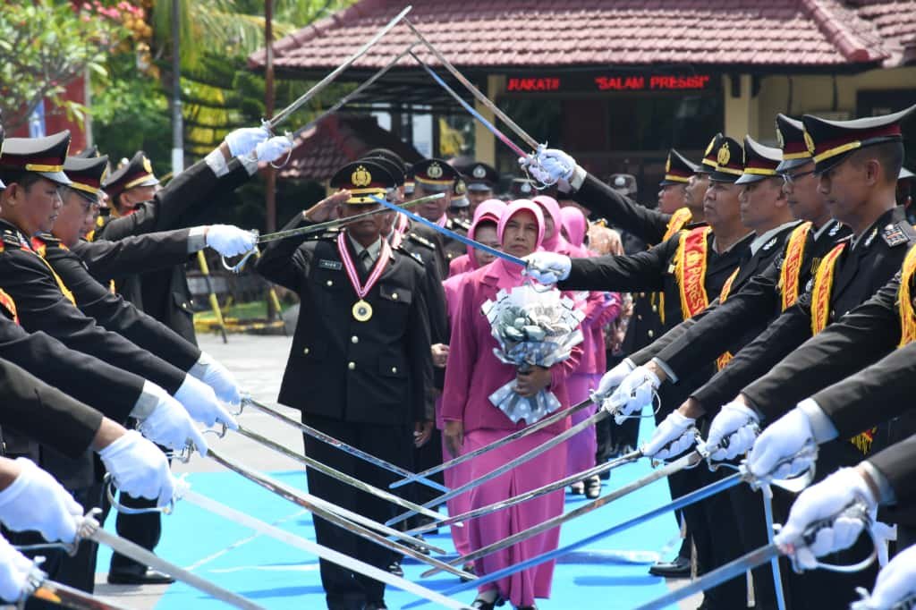 12 Personel Polres Madiun Kota Purna Bhakti, Kapolres: Pengabdian Tak Berhenti Meski Lepas Seragam 1 Kapolres Madiun Kota AKBP Wiwin Junianto Supriyadi memimpin upacara Wisuda Purna Bhakti 12 personel Polri di halaman Mapolres Madiun Kota. (Foto : Naw, NewsTujuh)