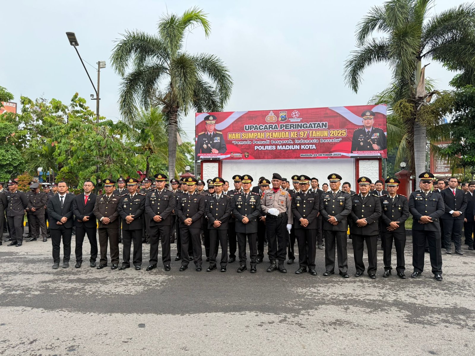 Semangat Persatuan: Polres Madiun Kota Gelar Upacara Sumpah Pemuda ke-97 Tahun 2025 1 Wakapolres Madiun Kota Kompol I Gusti AG Ananta P. memimpin upacara peringatan Hari Sumpah Pemuda ke-97 di halaman Mapolres Madiun Kota. (Foto : Zacky, NewsTujuh)