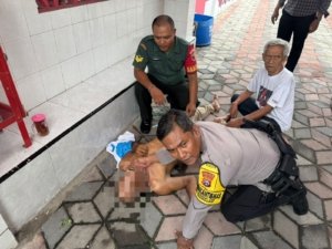 Penarik Becak Ditemukan Meninggal di Gang Merah Putih, Kapolres Madiun Kota Imbau Warga Lebih Peduli Lingkungan 1 Petugas Polres Madiun Kota melakukan olah TKP penemuan penarik becak meninggal dunia di Gang Merah Putih, Kelurahan Madiun Lor. (Foto : Zacky, NewsTujuh)