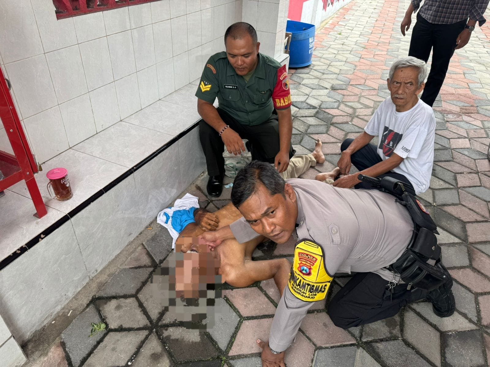 Penarik Becak Ditemukan Meninggal di Gang Merah Putih, Kapolres Madiun Kota Imbau Warga Lebih Peduli Lingkungan 1 Petugas Polres Madiun Kota melakukan olah TKP penemuan penarik becak meninggal dunia di Gang Merah Putih, Kelurahan Madiun Lor. (Foto : Zacky, NewsTujuh)