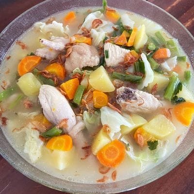 Menu Hangat Penambah Energi di Saat Tubuh Lemas 1 (Home Made) Nikmati kehangatan sop ayam sayur sehat dengan rasa gurih alami dan manfaat gizi tinggi. Cocok untuk memulihkan stamina saat tubuh kurang fit. (Foto : Eny. W, NewsTujuh)