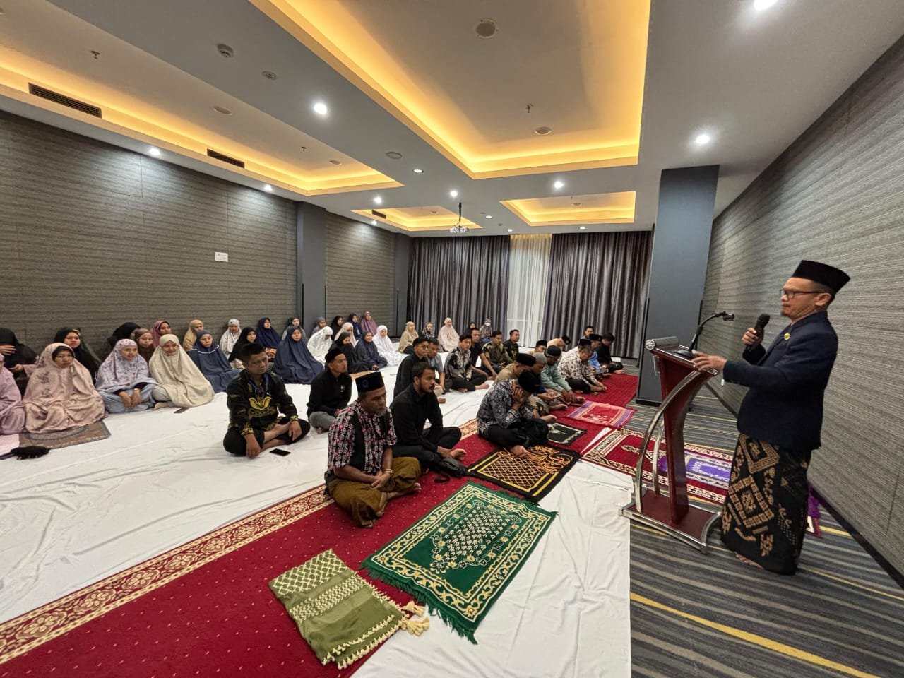 Ust. Pujiono Bakar Semangat Peserta Bimtek AI Muhammadiyah Region Aceh 2 Ust. Pujiono memberikan kultum subuh bertema “Jangan Buat Kerusakan di Muka Bumi” kepada peserta Bimtek Pembelajaran Mendalam Koding dan Kecerdasan Artifisial Region Aceh di Hotel Kyriad Muraya. (Nugie, NewsTujuh)