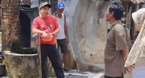 Ketua DPRD Trenggalek, Doding Rahmadi, meninjau langsung lokasi krisis air bersih di RT 16 dan RT 17 setelah menerima laporan warga. (Foto : Bayu Krisna, NewsTujuh)