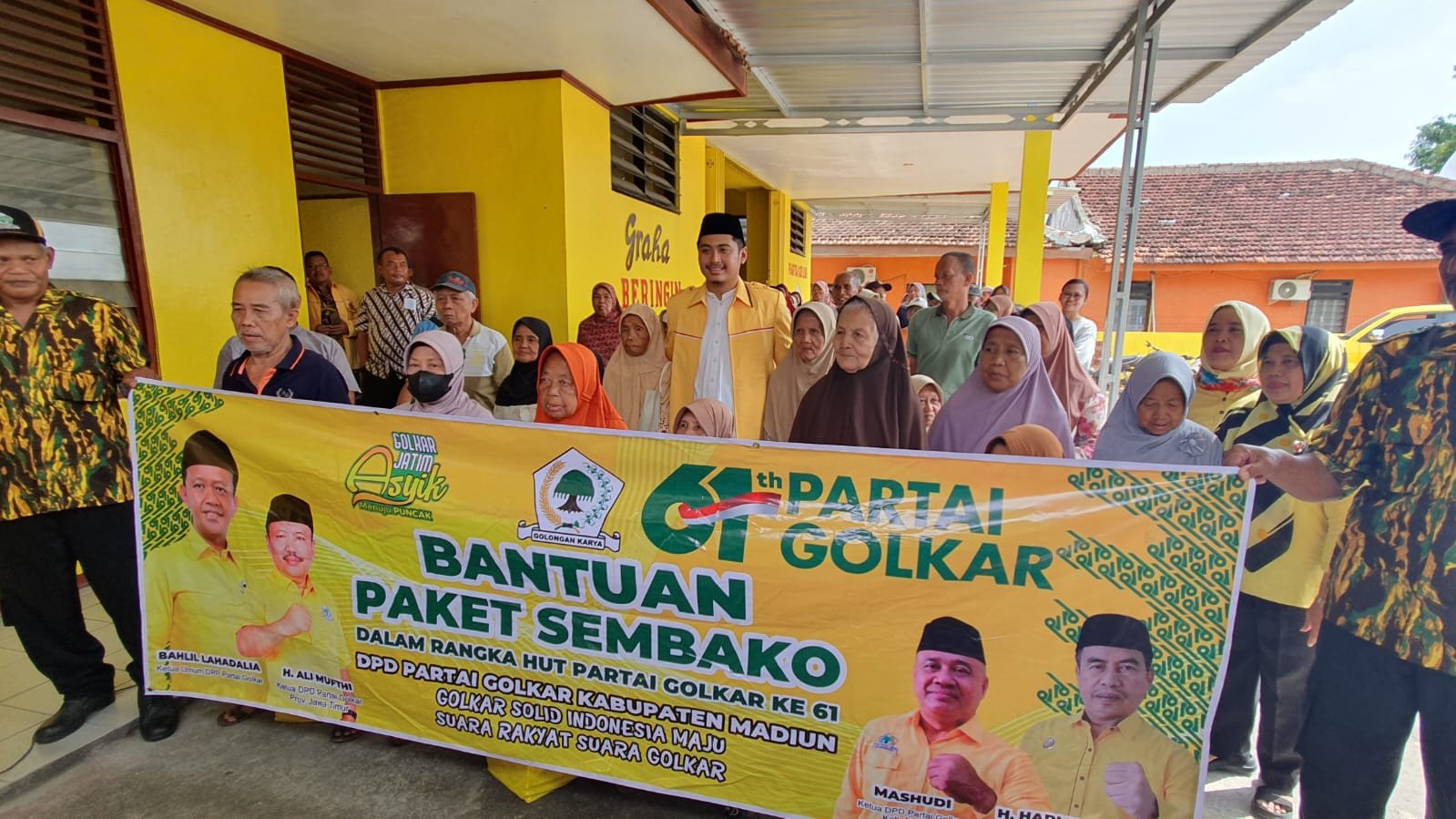 HUT ke-61, Golkar Madiun Salurkan 200 Paket Sembako untuk Warga Jiwan 1 Sekretaris DPD Partai Golkar Kabupaten Madiun Wiema Tedja Pradana menyerahkan bantuan sembako kepada warga Jiwan dalam rangka HUT ke-61 Golkar. (Foto : NewsTujuh, Her)