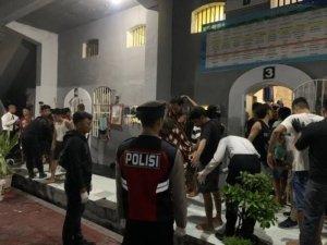 Kematian Terduga Pencuri Hewan Picu Amarah Massa, Polres Lumajang Diserbu Warga 8 Kematian Terduga Pencuri Hewan Picu Amarah Massa, Polres Lumajang Diserbu Warga