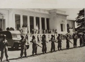 Tragedi Demonstrasi 17 Oktober 1952 , Saat Tank Dan Meriam Mengepung Istana 2 Suasana tegang di depan istana