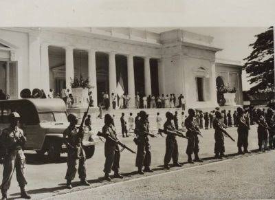Tragedi Demonstrasi 17 Oktober 1952 , Saat Tank Dan Meriam Mengepung Istana 1 Suasana tegang di depan istana