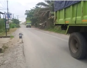 Arogansi Truk Batu Bara PT Gelobal Energi Lestari Jadi Sorotan 12 Armada truk batu bara kembali menjadi sorotan tajam warga Kabupaten Indragiri Hulu Provinsi Riau,