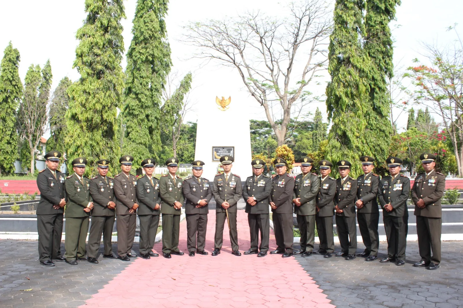 Upacara Ziarah Nasional HUT TNI 2025 di Boyolali 1 Dandim 0724/Boyolali Letkol Inf Dhanu Anggoro Asmoro memimpin upacara ziarah nasional di TMP Ratna Negara dalam rangka HUT TNI ke-80 dan HUT Kodam IV/Diponegoro ke-75. (Nug,NewsTujuh)