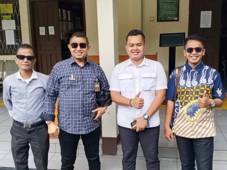 Sidang Perdata Pengadilan Negeri Bogor Semakin Memanas 3 Kuasa hukum Yayasan Borcess, Lyckhen Dalil, memberikan keterangan pers usai sidang. (Foto : Haerudhin, NewsTujuh)