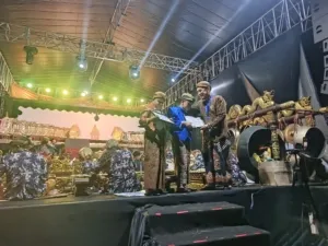 Semarakkan Hari Jadi ke-345 Kartasura, Pagelaran Wayang Kulit Empat Dalang Muda 8 Pagelaran Wayang Kulit Empat Dalang Muda di Hari Jadi ke-345 Kartasura di Depan Petilasan Kartasura. (Yus, NewsTujuh)