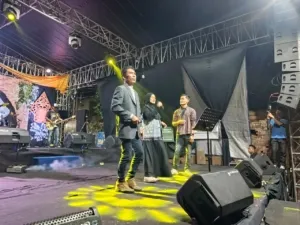 Kartasura Rayakan Hari Jadi ke-345 dengan Peluncuran Lagu “Babad Wanakerta” 7 Peluncuran Lagu Babad Wanakerta di Depan Petilasan Kraton Kartasura pada HUT ke-345 Kartasura. (Foto : Yus, NewsTujuh)